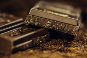 A csokoládé lenne a menstruációs görcsök ellenszere?